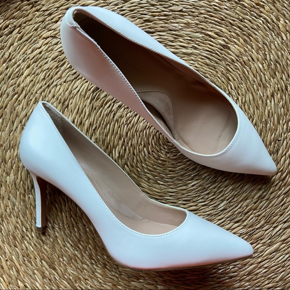 New banana republic white Madison pump heels - Picture 3 of 9